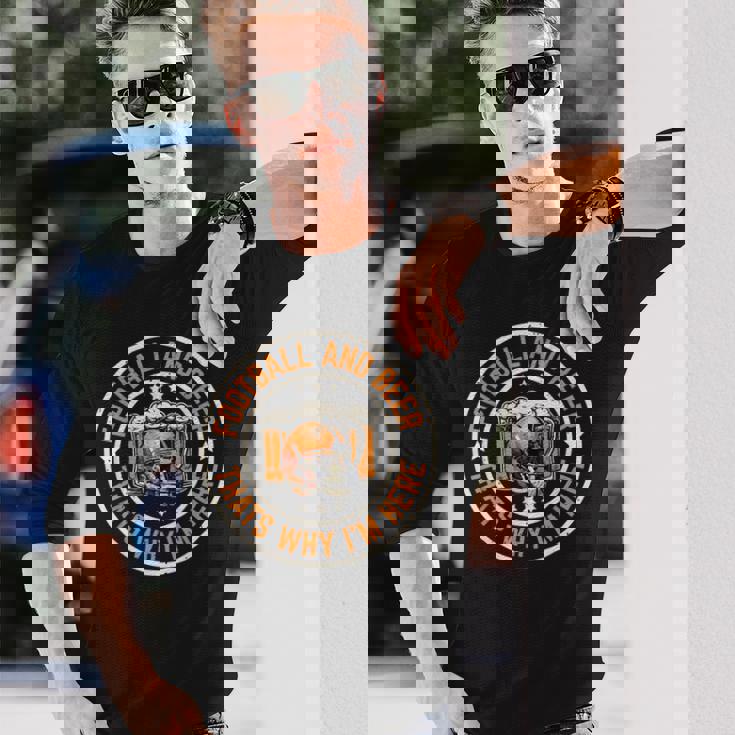 フットボールとビール、それが私がここにいる理由です アメリカンフットボール 長袖Tシャツ 彼への贈り物