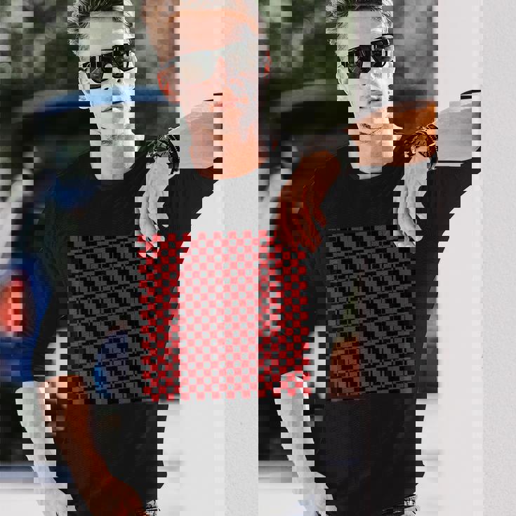 ブラック、レッド、チェッカーボードスクエアパターン、チェックデザイン。 長袖Tシャツ 彼への贈り物