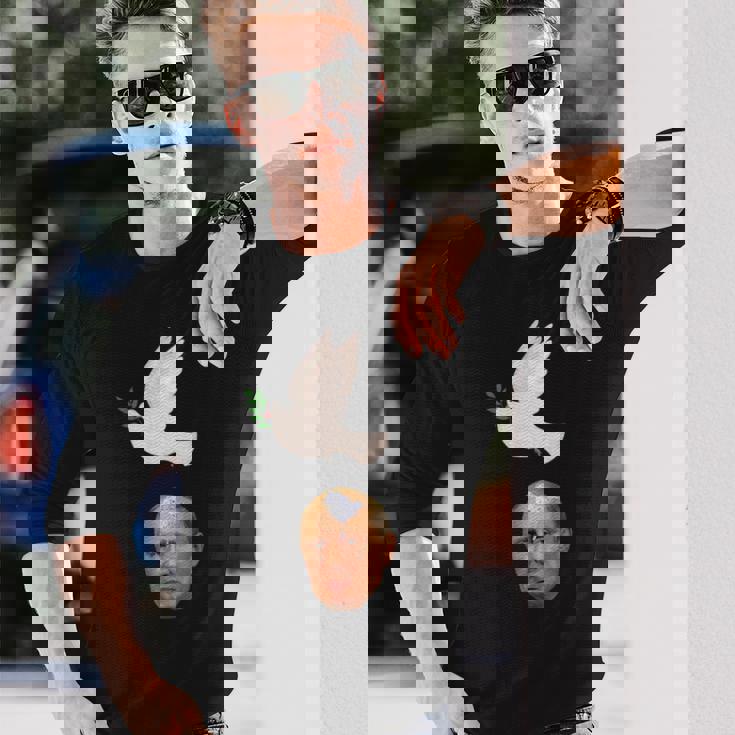 プーチンの頭に平和の鳩の糞、世界は平和を望んでいる 長袖Tシャツ 彼への贈り物