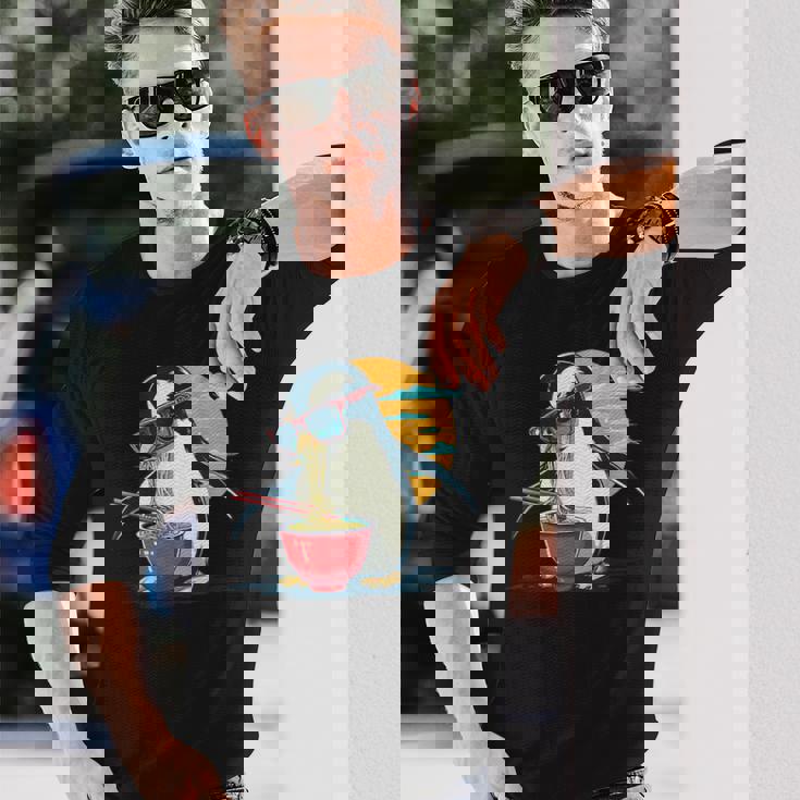 ペンギン食べる ラーメン サングラス アートワーク 和麺 長袖Tシャツ 彼への贈り物