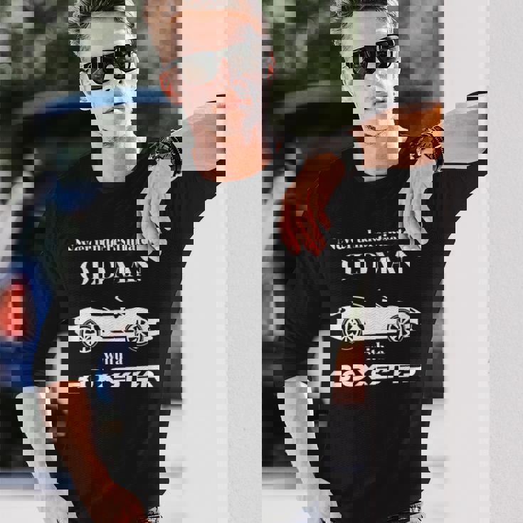 ボクスターを持った老人を決して過小評価しないでください。 長袖Tシャツ 彼への贈り物