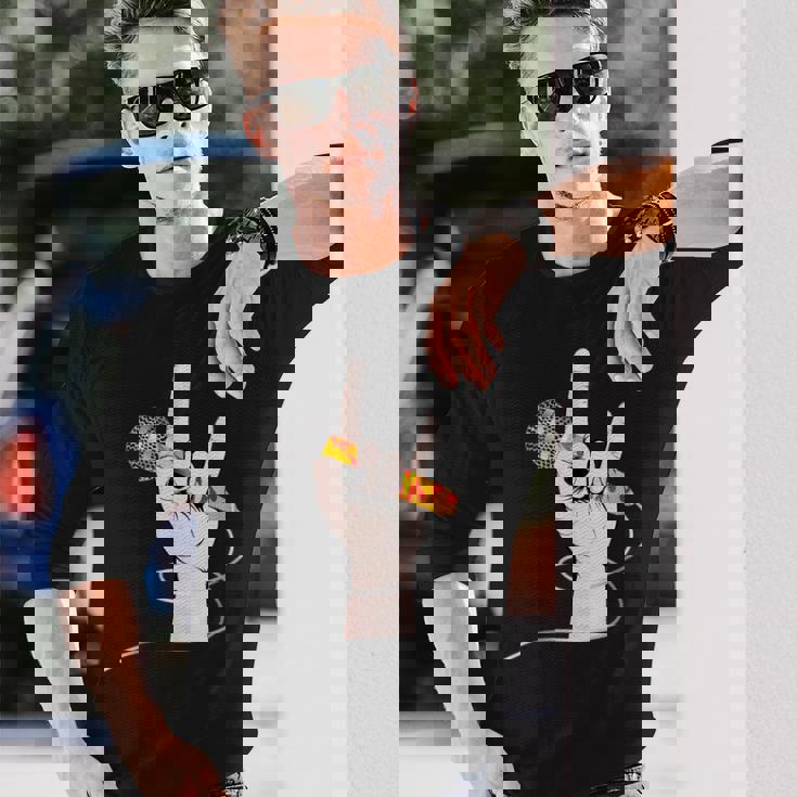 ボーカルマイクを持つロックシンガーの手 長袖Tシャツ 彼への贈り物