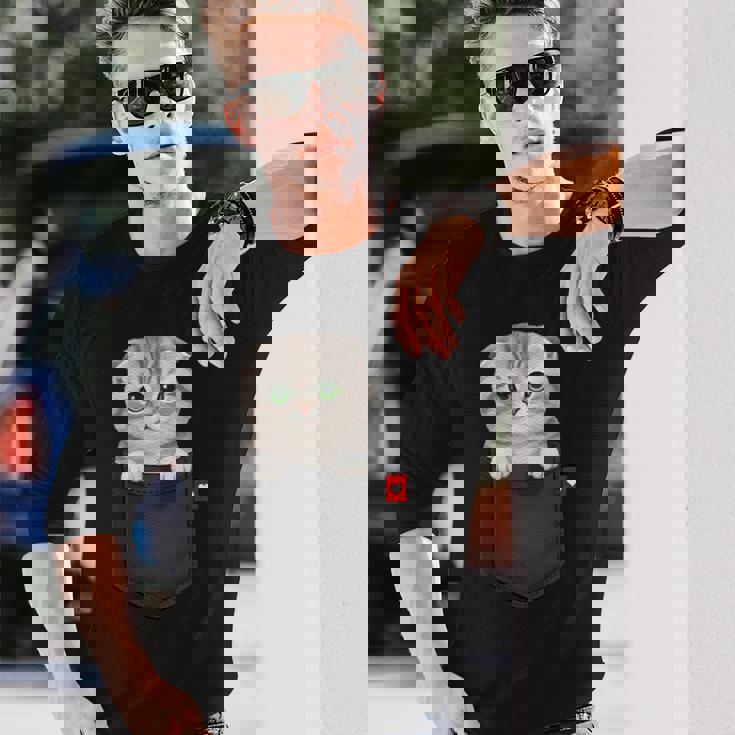 ポケットに入ったスコティッシュフォールド猫 のぞくかわいい子猫 長袖Tシャツ 彼への贈り物