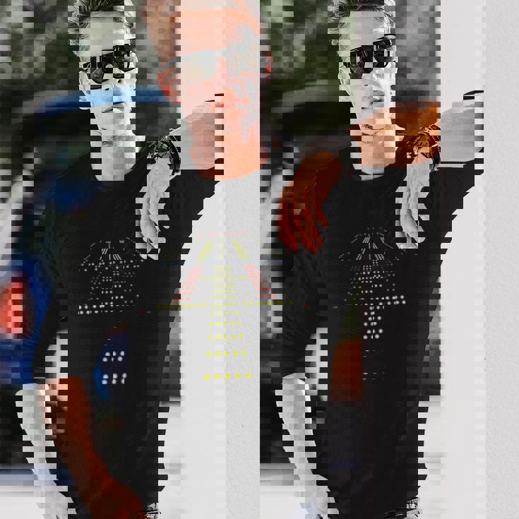 ランウェイ ナイトビュー 航空 空港 ライト 長袖Tシャツ 彼への贈り物