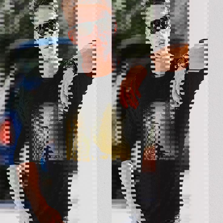 夜明けの竜脚類恐竜の森 リアルなグラフィックデザイン 長袖Tシャツ 彼への贈り物