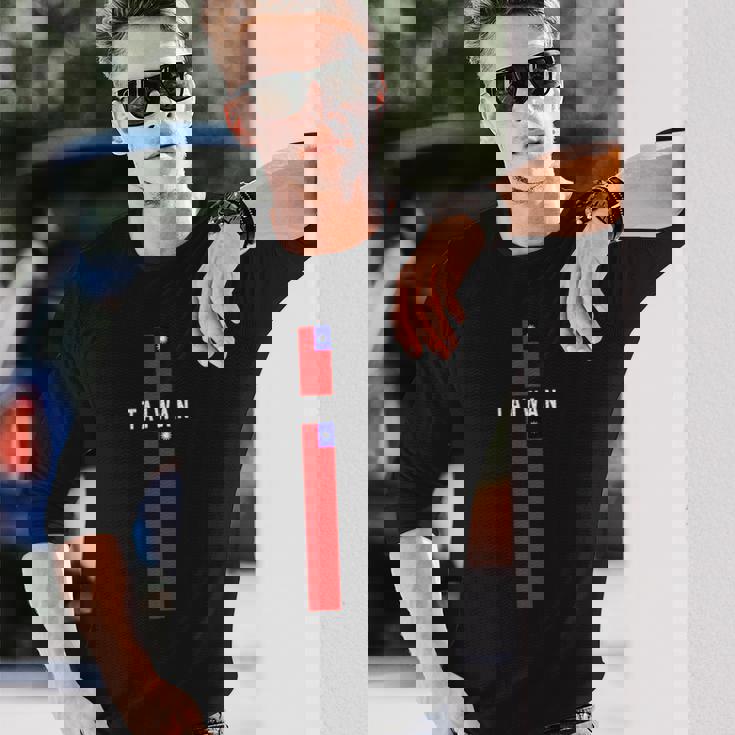 大文字で「Taiwan」の文字が入った縦型台湾国旗 長袖Tシャツ 彼への贈り物