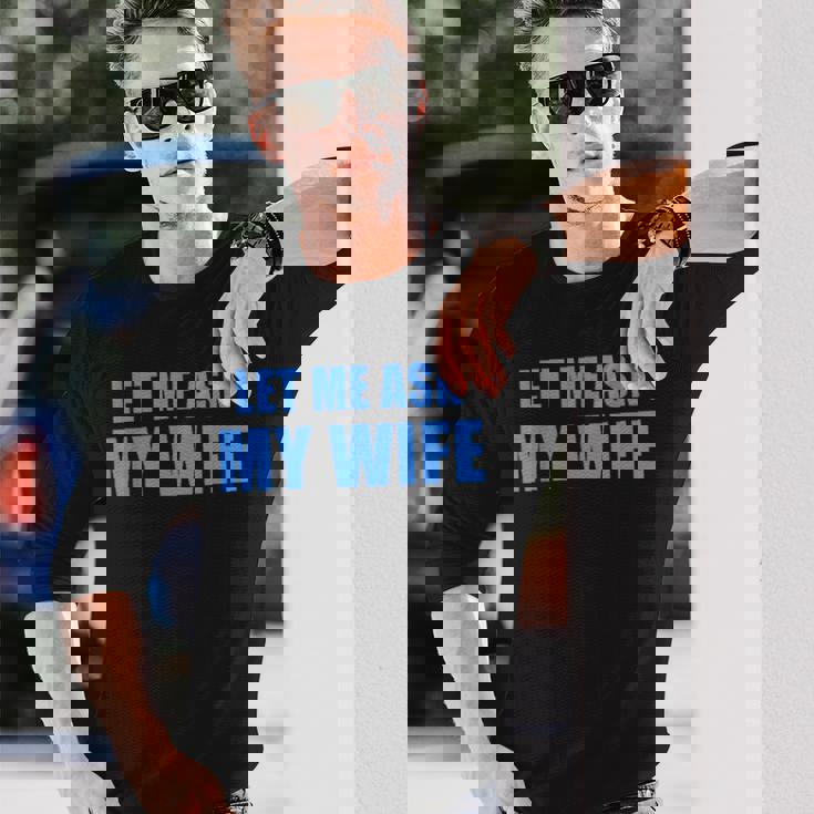 妻に聞いてみよう—彼女は面白い結婚ジョークを言わなかった 長袖Tシャツ 彼への贈り物