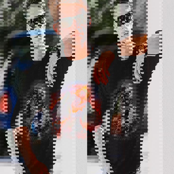 小惑星衝突月の下で燃える森で吠えるオオカミ 長袖Tシャツ 彼への贈り物