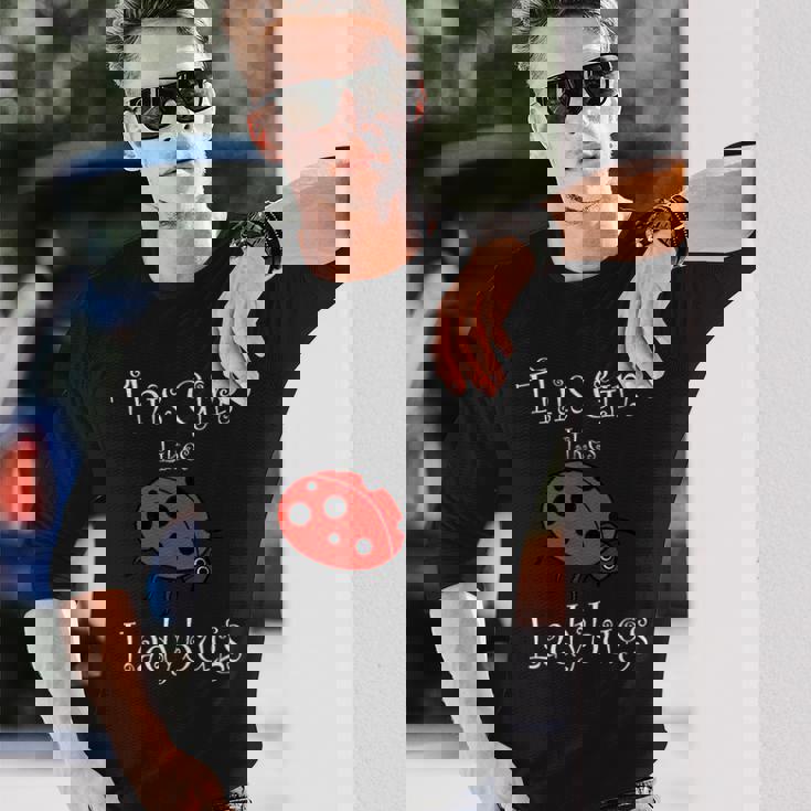 少女はてんとう虫が好き 野生動物 おもしろてんとう虫 長袖Tシャツ 彼への贈り物