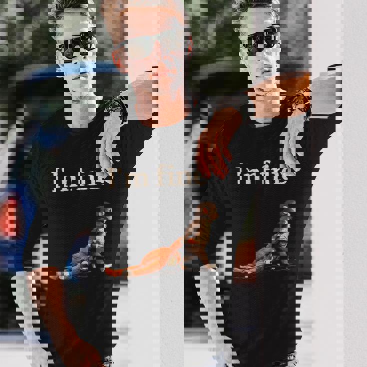 悲しい猿のパンチミームとオレンジのおもちゃで私は元気です 長袖Tシャツ 彼への贈り物