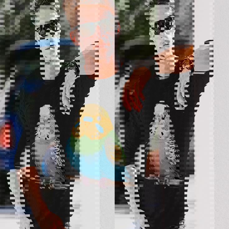 枝に腰掛けたチャーミングなセキセイインコ 長袖Tシャツ 彼への贈り物