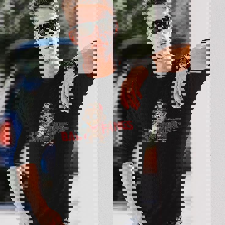 猿 子猿 ミルクを飲む赤ちゃん猿【Baby Fangs】 長袖Tシャツ 彼への贈り物