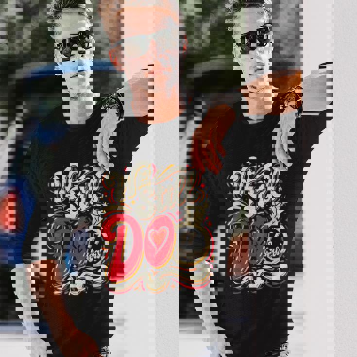 私たちはまだ17歳面白いカップル結婚17周年を迎えます 長袖Tシャツ 彼への贈り物