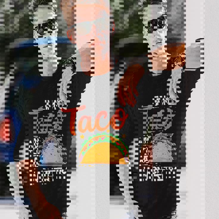 私のタコスを食べて、私はかなり食通好きだと教えて 長袖Tシャツ 彼への贈り物