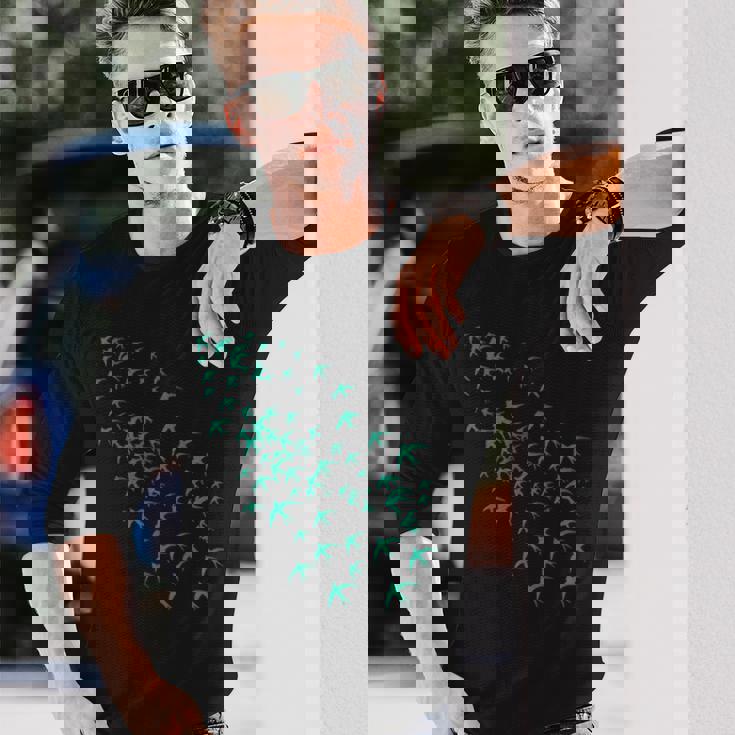 空と自然の鳥の群れ ツバメの空飛ぶ群れ 長袖Tシャツ 彼への贈り物