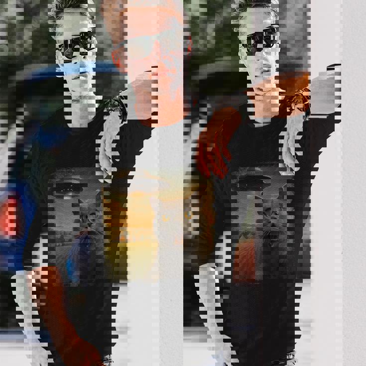 苦悩するブリティッシュショートヘアの猫 Ufo セルフィー 侵略 エイリアン 長袖Tシャツ 彼への贈り物