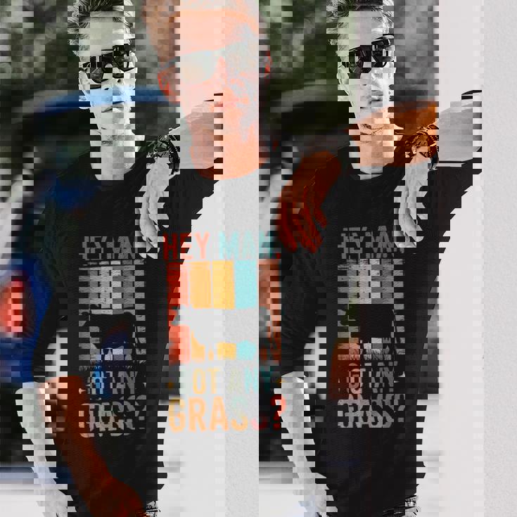 草を求めるレトロの面白い牛 農場のユーモアスタイル 長袖Tシャツ 彼への贈り物