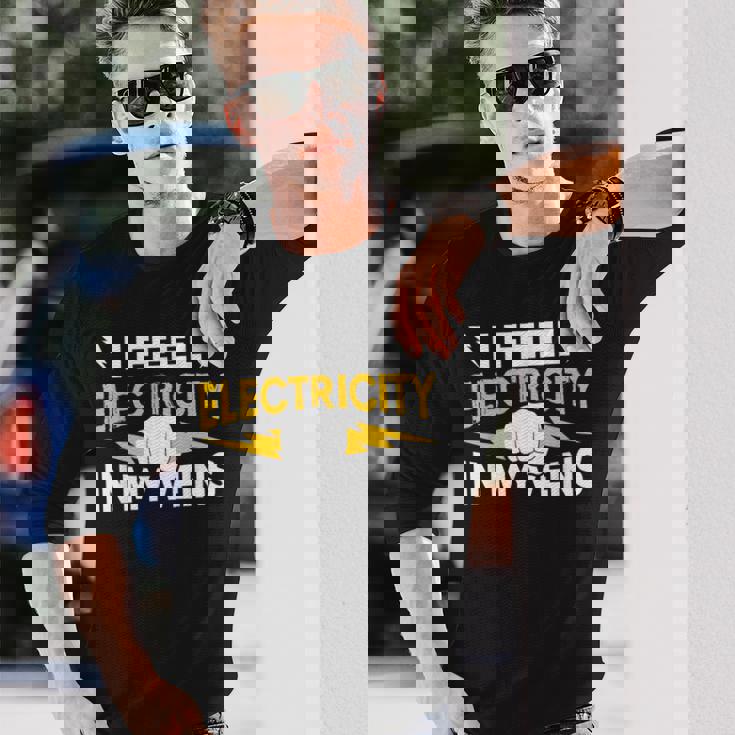 血管に電気を感じる 電気工事士 長袖Tシャツ 彼への贈り物