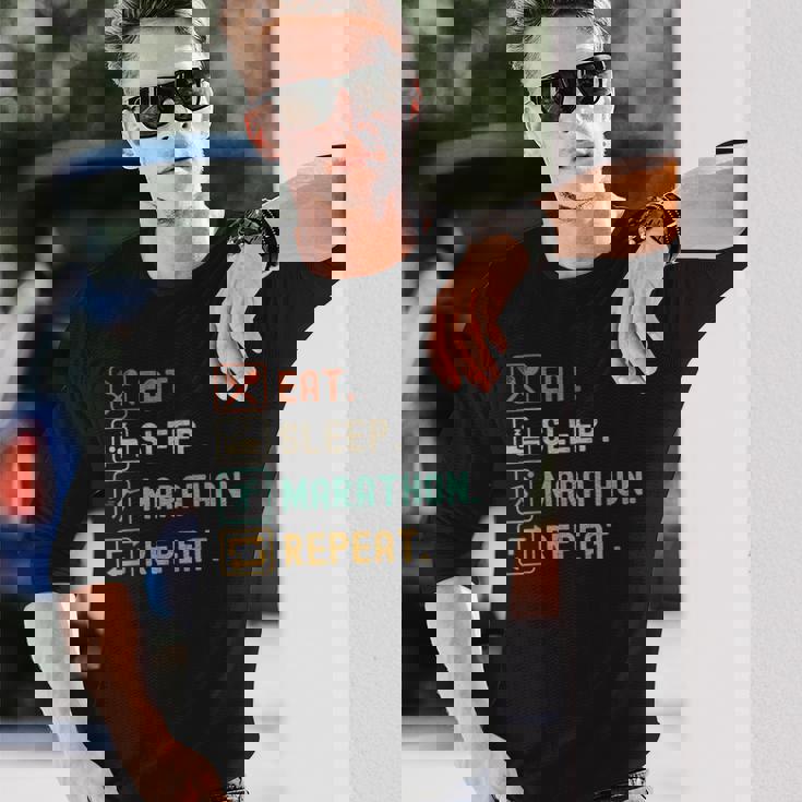 食べる睡眠マラソンリピート面白いマラソンランナー 長袖Tシャツ 彼への贈り物