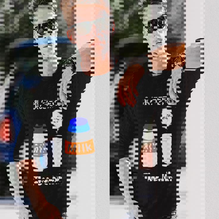 飲んでます。牛乳 ミルク 牧場 健康 飲み物 ボトル キャップ 長袖Tシャツ 彼への贈り物