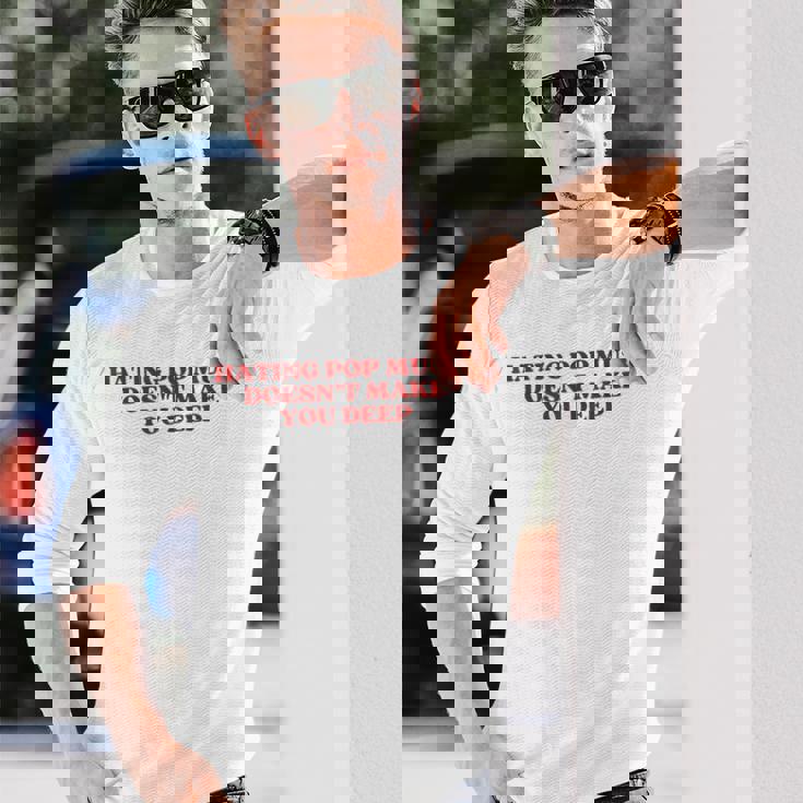 Hating Pop Music Doesn't Make You Deep Y2k Aesthetic 長袖Tシャツ 彼への贈り物