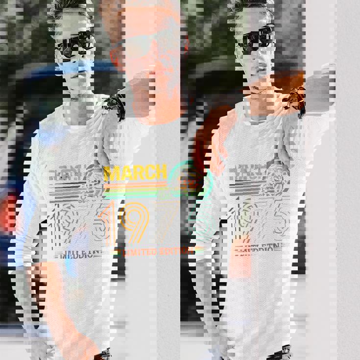 On Back- 1975年3月の誕生日 限定版 ヴィンテージ 51歳 長袖Tシャツ 彼への贈り物