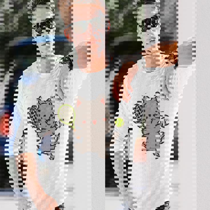 テニスをする猫。かわいいスポーツ猫。 長袖Tシャツ 彼への贈り物