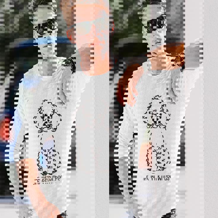 トイ プードル シルエット ラインアート 犬がいると人生はもっと楽しい デザイン 長袖Tシャツ 彼への贈り物