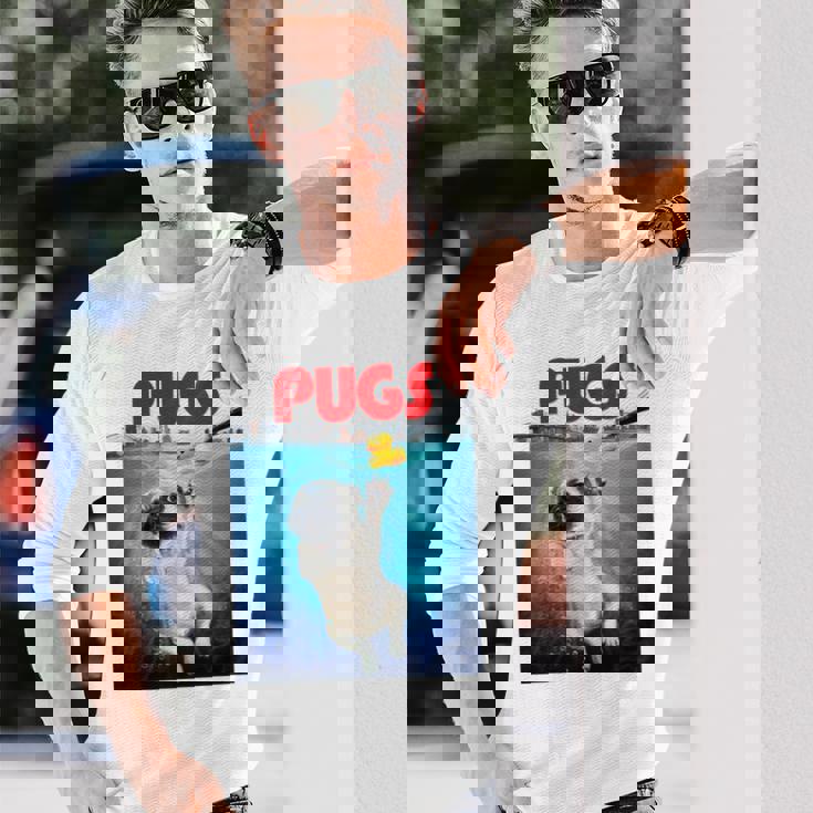 ニューヨーク港でゴム製のアヒルのおもちゃで遊ぶかわいいパグ犬 長袖tシャツ 長袖Tシャツ 彼への贈り物