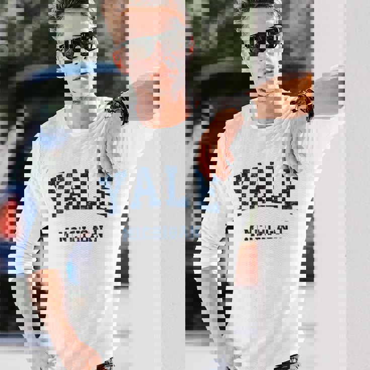 ミシガン州イェールミシガン州ヴィンテージアスレチックスポーツデザイン 長袖Tシャツ 彼への贈り物