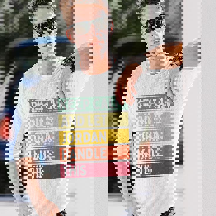 落ち着いて、ジョーダンにこの面白いレトロな引用を任せてください 長袖Tシャツ 彼への贈り物