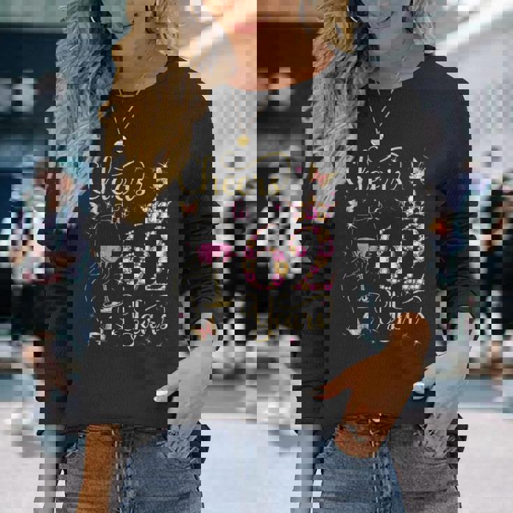 62歳、62歳の女王の誕生日、62歳の誕生日に乾杯。 長袖Tシャツ 彼女への贈り物