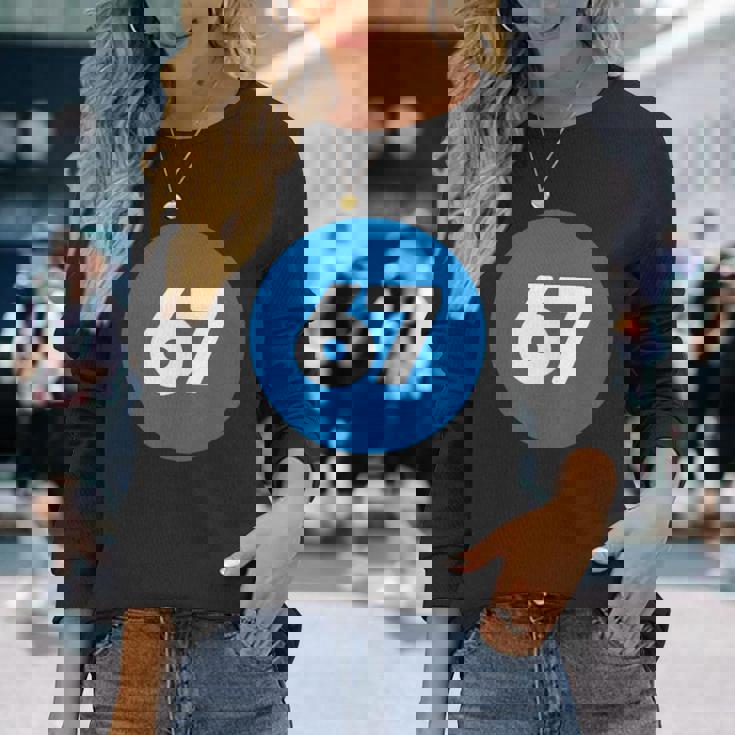 67 歳の誕生日番号 67 バルーン 67 歳の誕生日 長袖Tシャツ 彼女への贈り物