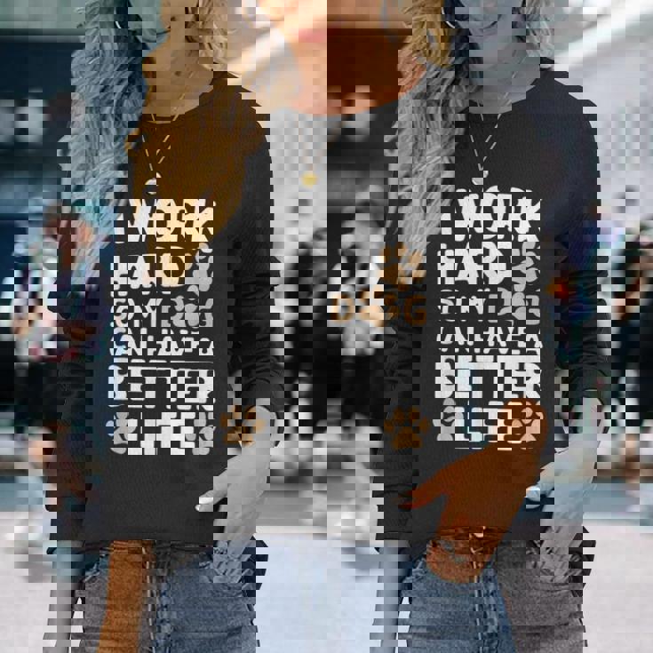 I Work Hardo My Dog Can Have A Better Life おかしな犬の飼い主 長袖Tシャツ 彼女への贈り物