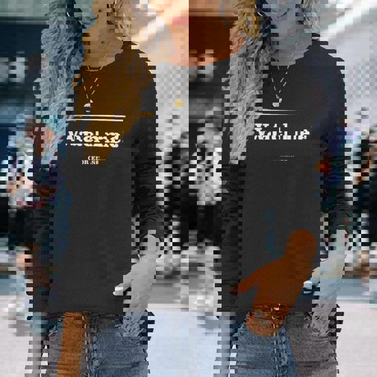 「 Watch Me Or Else 」「 私を見て！」最高の音楽監督に贈られる面白い音楽指揮者のミーム 長袖Tシャツ 彼女への贈り物