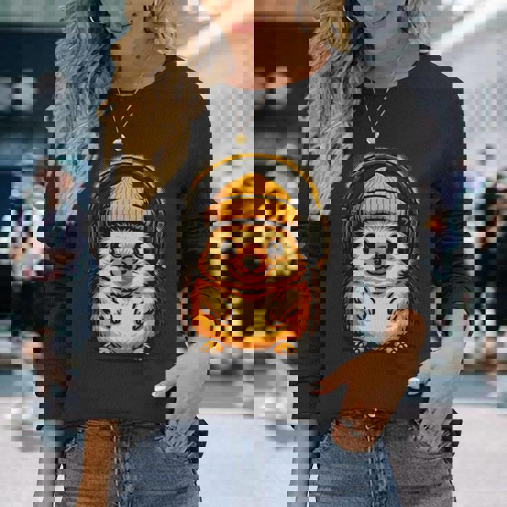 かわいいハリネズミ、ビーニーとヘッドフォン、居心地の良い音楽愛好家。 長袖tシャツ 長袖Tシャツ 彼女への贈り物