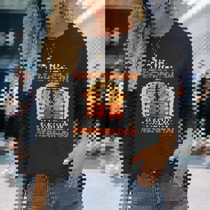 メンズ この電気屋さんは、すごいお父さん電気屋さんでもあります 長袖Tシャツ 彼女への贈り物
