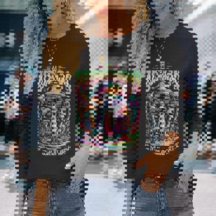 キノコはカラフルなサイケデリックな森の風景を呼んでいます。 長袖Tシャツ 彼女への贈り物