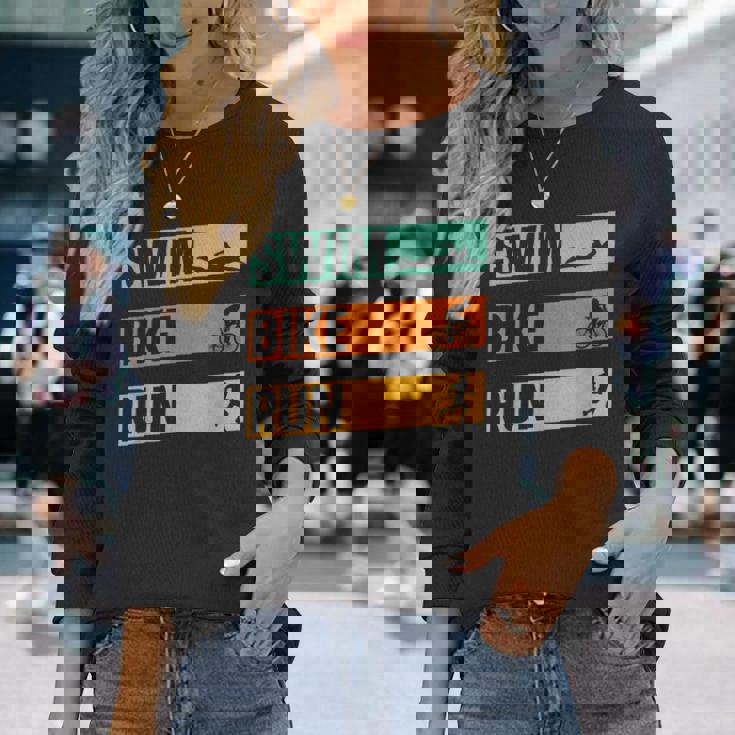 スイム・バイク・ラン トライアスロン選手 アスリート スポーツ トライアスロン 長袖Tシャツ 彼女への贈り物