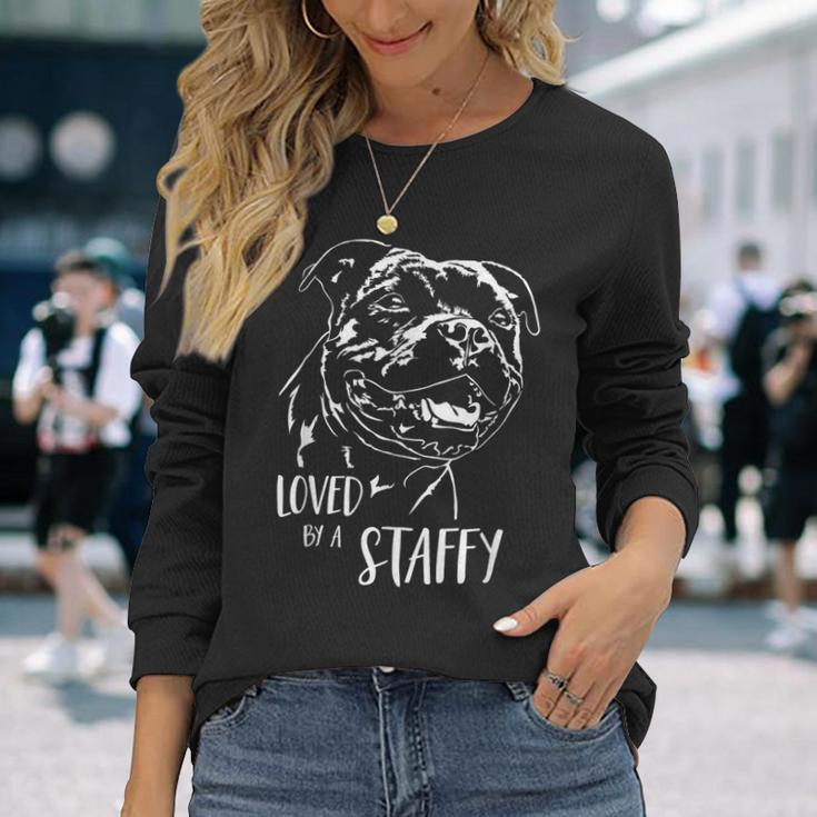 スタッフォードシャー・ブル・テリア 愛されるスタッフィー・ドッグのことわざ 長袖Tシャツ 彼女への贈り物