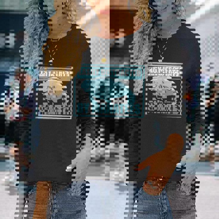 マナティーに気を取られる かわいいマナティー 面白い 海の動物 長袖Tシャツ 彼女への贈り物