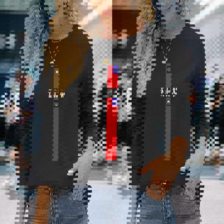 大文字で「Taiwan」の文字が入った縦型台湾国旗 長袖Tシャツ 彼女への贈り物