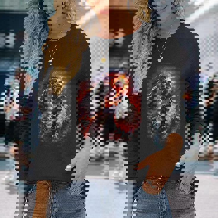 小惑星衝突月の下で燃える森で吠えるオオカミ 長袖Tシャツ 彼女への贈り物