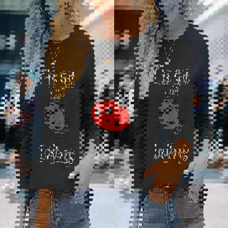 少女はてんとう虫が好き 野生動物 おもしろてんとう虫 長袖Tシャツ 彼女への贈り物