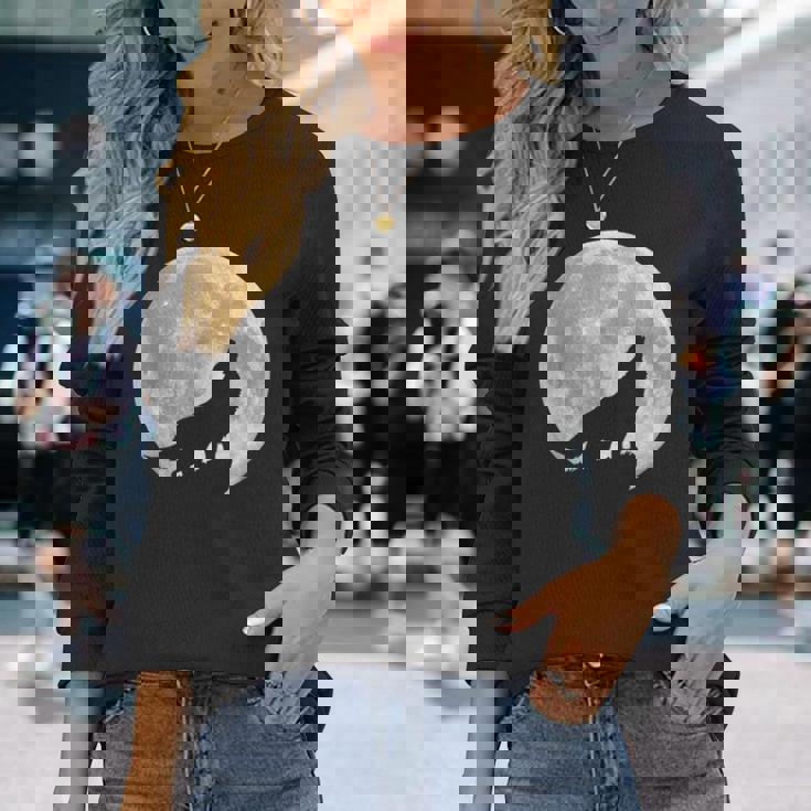 月に吠えるオオカミのシルエット。 長袖Tシャツ 彼女への贈り物