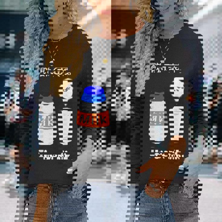 飲んでます。牛乳 ミルク 牧場 健康 飲み物 ボトル キャップ 長袖Tシャツ 彼女への贈り物