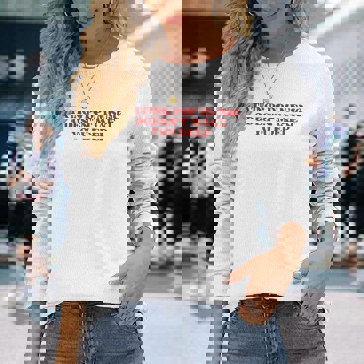 Hating Pop Music Doesn't Make You Deep Y2k Aesthetic 長袖Tシャツ 彼女への贈り物