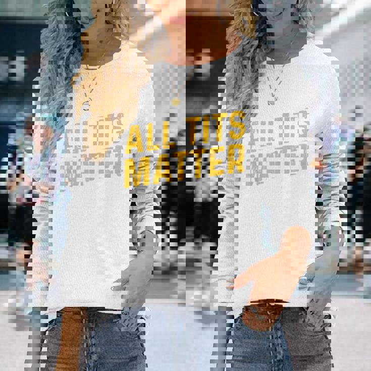 すべてのおっぱいは重要 長袖Tシャツ 彼女への贈り物