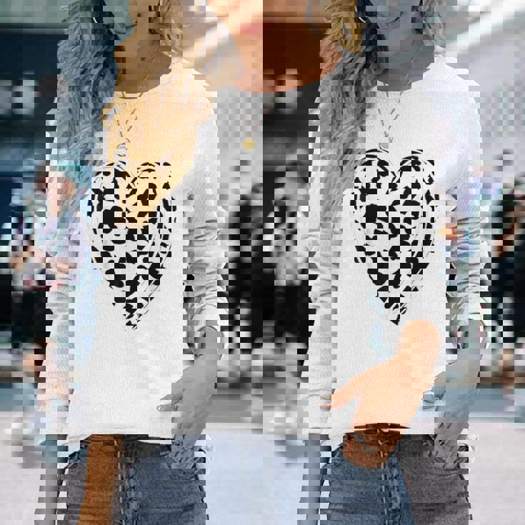 シックなハートプリントの牛柄。 長袖Tシャツ 彼女への贈り物