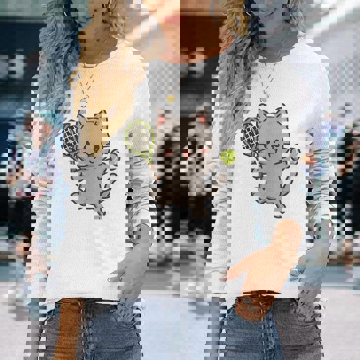 テニスをする猫。かわいいスポーツ猫。 長袖Tシャツ 彼女への贈り物